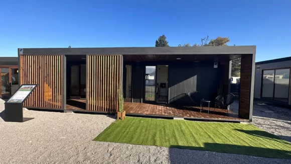 1-1.webp Bonito módulo Surf Box de 30m² - Imagen 1