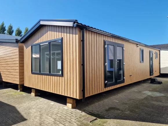 Casa móvil Shadow moderna con revestimiento madera 3 ventanas y porche.