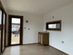 Cabaña modular Valdivia 18 m² con baño completo y ventanas termopanel PVC foliado madera - Imagen 3