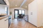 Casa móvil Milford 8,2x4,2m madera alerce con cocina independiente - Imagen 5