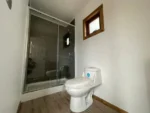 Cabaña modular Valdivia 18 m² con baño completo y ventanas termopanel PVC foliado madera - Imagen 4