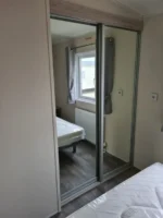 Casa móvil T2 Agla completamente equipada de 38,5 m² (10 x 3,85 m) con 2 dormitorios para 4 personas, cocina, baño y aislamiento total. - Imagen 6