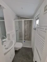 Casa móvil Shadow moderna con revestimiento madera 3 ventanas y porche. - Imagen 8