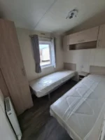 Casa móvil T2 Agla completamente equipada de 38,5 m² (10 x 3,85 m) con 2 dormitorios para 4 personas, cocina, baño y aislamiento total. - Imagen 8