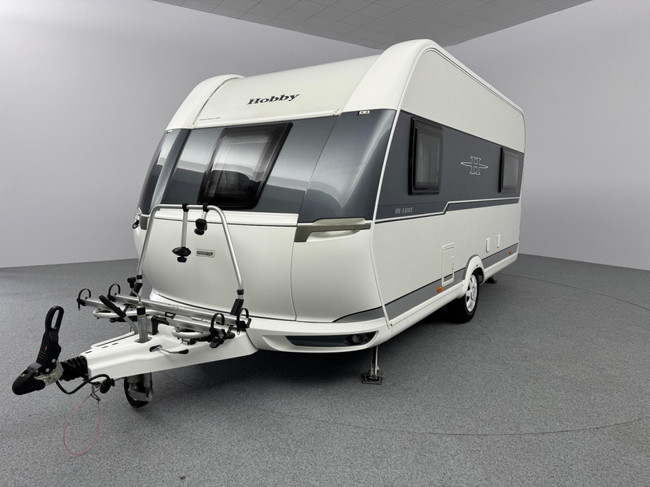 Caravana Hobby 455 UF 2015 ocasión 1350kg con cama doble fija.
